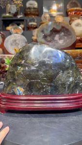 Labradorite polished raw stone 💯天然拉长石大颗原石 Labradorite 彩光蓝光👍 纯净重4.85kg 🆓附送特制实木底座 ➡️具有沉稳、坚定的能量特性,对于容易疲劳、经常体力不济者,有助于加强生命力,增进体力、耐力。拉长石能量柔和,能舒缓压力、改善脾气、缓解情绪👍