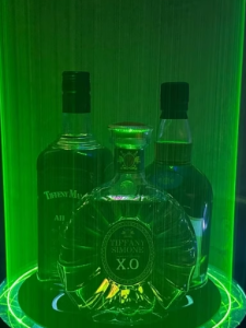 ตู้เก็บสุรา LED แสงเลเซอร์สำหรับบาร์ ชั้นวางสุราไวน์แดง ชั้นวางสุรา KTV ที่ฐานแชมเปญ Xo Black a Acrylic Material