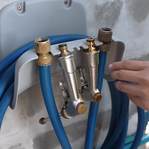 bkk ที่แขวนสายยาง ที่เก็บสายยาง มีที่เปิดฝาขวดน้ำในตัว แบบแขวนผนัง  ท่อที่แขวนท่อสวนที่วางติดผนัง จัดเก็บสายยาง ตะขอแขวนของ แขวนสายยาง ตะขอแขวนสายยาง ที่แขวนอเนกประสงค์ 152 FSA