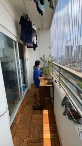 Sàn gỗ lót nền ban công 30x30x2cm có lẫy lắp ghép - Tấm lót nền chống nóng sân thượng chống trơn bể bơi sân vườn.