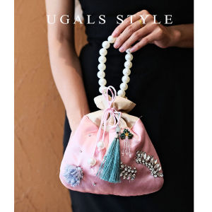 กระเป๋าสะพายข้างผ้าซาติน UGALS แฟชั่นใหม่สไตล์จีน กระเป๋าถือรูปดอกไม้ประดับเพชร กระเป๋าสะพายข้างทรงกลมสะท้อนแสงเพชร