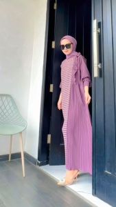 Nesya Maxy Dress Crinkle Gamis Wanita Kondangan Kekinian 2024 Outfit Muslim Remaja Dewasa Murah\\n\\nDalam artikel ini, kita akan membahas tentang desain gamis kondangan terkini 2024 dan mengapa Anda harus memilih Nesya Maxy Dress Crinkle sebagai pilihan Anda. Kami juga akan memberikan beberapa tips dalam memilih model gamis yang cocok, mengenali bahan gamis berkualitas, serta memilih ukuran gamis yang pas. Selain itu, kami akan memberikan saran cara menyempurnakan outfit Muslim remaja dewasa dengan padu-padan warna yang elegan, aksesori yang cocok, dan tips styling untuk tampilan yang lebih modis.\\n\\n Desain Gamis Kondangan 2024: Apa Itu?\\n\\nDesain gamis kondangan terkini 2024 menawarkan berbagai pilihan gaya dan model yang dapat dipilih sesuai dengan selera dan kebutuhan Anda. Dengan desain yang trendi, gamis kondangan dapat menjadi pilihan yang tepat untuk acara-acara formal atau semi-formal seperti pernikahan, resepsi, dan acara-acara lainnya.\\n\\n Desain Gamis Kondangan yang Trendy\\n\\nBeberapa desain gamis kondangan yang trendi pada tahun 2024 antara lain:\\n\\n- Model gamis dengan potongan leher V atau V-neck yang memberikan kesan elegan dan modern.\\n- Model gamis dengan potongan A-line atau bias cut yang memberikan kesan anggun dan feminin.\\n- Model gamis dengan detail ruffles atau pita yang memberikan kesan romantis dan manis.\\n- Model gamis dengan detail embroidery atau bordir yang memberikan kesan mewah dan elegan.\\n\\n Mengapa Memilih Nesya Maxy Dress Crinkle?\\n\\nNesya Maxy Dress Crinkle adalah salah satu pilihan gamis kondangan yang trendi dan berkualitas pada tahun 2024. Beberapa alasan mengapa Anda harus memilih Nesya Maxy Dress Crinkle antara lain:\\n\\n- Desain yang trendi dan modern dengan potongan A-line yang memberikan kesan anggun dan feminin.\\n- Bahan crinkle yang nyaman digunakan dan mudah dirawat.\\n- Tersedia dalam berbagai warna dan ukuran yang dapat dipilih sesuai dengan selera dan kebutuhan Anda.\\n\\n 1pcs Nesya Maxy: Keunggulan Utama\\n\\nNesya Maxy Dress Crinkle memiliki beberapa keunggulan utama sebagai berikut:\\n\\n- Desain yang trendi dan modern dengan potongan A-line yang memberikan kesan anggun dan feminin.\\n- Bahan crinkle yang nyaman digunakan dan mudah dirawat.\\n- Tersedia dalam berbagai warna dan ukuran yang dapat dipilih sesuai dengan selera dan kebutuhan Anda.\\n\\n Tips Memilih Gamis Wanita Kondangan Kekinian\\n\\nBerikut adalah beberapa tips dalam memilih model gamis yang cocok, mengenali bahan gamis berkualitas, serta memilih ukuran gamis yang pas:\\n\\n Bagaimana Memilih Model Gamis yang Cocok?\\n\\nBeberapa hal yang perlu diperhatikan dalam memilih model gamis yang cocok antara lain:\\n\\n- Pilih model gamis yang sesuai dengan bentuk tubuh Anda.\\n- Pilih model gamis yang sesuai dengan acara yang akan dihadiri.\\n- Pilih model gamis yang sesuai dengan selera dan kebutuhan Anda.\\n\\n Mengenali Bahan Gamis yang Berkualitas\\n\\nBeberapa hal yang perlu diperhatikan dalam mengenali bahan gamis berkualitas antara lain:\\n\\n- Periksa kualitas jahitan dan finishing pada gamis.\\n- Periksa bahan gamis apakah nyaman digunakan dan mudah dirawat.\\n- Periksa label bahan gamis apakah sesuai dengan standar kualitas yang ditetapkan.\\n\\n Memilih Ukuran Gamis yang Pas\\n\\nBeberapa hal yang perlu diperhatikan dalam memilih ukuran gamis yang pas antara lain:\\n\\n- Periksa ukuran gamis sesuai dengan ukuran tubuh Anda.\\n- Periksa panjang gamis apakah sesuai dengan tinggi badan Anda.\\n- Periksa lebar gamis apakah sesuai dengan bentuk tubuh Anda.\\n\\n Cara Menyempurnakan Outfit Muslim Remaja Dewasa\\n\\nBerikut adalah beberapa cara dalam menyempurnakan outfit Muslim remaja dewasa dengan padu-padan warna yang elegan, aksesori yang cocok, dan tips styling untuk tampilan yang lebih modis:\\n\\n Padu-Padan Warna yang Elegan\\n\\nBeberapa hal yang perlu diperhatikan dalam padu-padan warna yang elegan antara lain:\\n\\n- Pilih warna yang sesuai dengan acara yang akan dihadiri.\\n- Pilih warna yang sesuai dengan selera dan kebutuhan Anda.\\n- Pilih warna yang sesuai dengan warna kulit Anda.\\n\\n Aksesori yang Cocok untuk Gamis\\n\\nBeberapa aksesori yang cocok untuk gamis antara lain:\\n\\n- Hijab atau jilbab yang sesuai dengan model gamis.\\n- Sepatu atau sandal yang sesuai dengan model gamis.\\n- Tas atau clutch yang sesuai dengan model gamis.\\n\\n Tips Styling untuk Tampilan yang Lebih Modis\\n\\nBeberapa tips styling untuk tampilan yang lebih modis antara lain:\\n\\n- Gunakan aksesori yang sesuai dengan model gamis.\\n- Gunakan make-up yang sesuai dengan model gamis.\\n- Gunakan riasan wajah yang sesuai dengan model gamis.\\n\\nDengan memperhatikan beberapa tips di atas, Anda dapat memilih model gamis yang cocok, mengenali bahan gamis berkualitas, serta memilih ukuran gamis yang pas. Selain itu, Anda juga dapat menyempurnakan outfit Muslim remaja dewasa dengan padu-padan warna yang elegan, aksesori yang cocok, dan tips styling untuk tampilan yang lebih modis.\n}