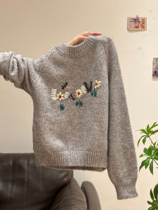 เสื้อสเวตเตอร์คอตั้งแขนยาวสีเทา ทรงหลวม ปักลายดอกไม้ หนา ใส่ได้ตลอดทั้งปี สำหรับผู้หญิง แฟชั่นฤดูใบไม้ร่วง/ฤดูหนาว