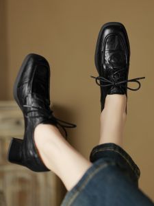 รองเท้าส้นเตี้ยหัวเหลี่ยมพื้นนุ่มสำหรับผู้หญิง สไตล์อังกฤษย้อนยุค ฤดูใบไม้ผลิและฤดูใบไม้ร่วง รองเท้าส้นสูงแบบใหม่ หัวเข็มขัด พื้นยาง รองเท้าหนังขนาดเล็ก