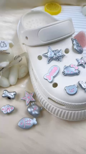 Bộ 12 Sticker Charm 3D chủ đề Gấu xám hồng nhựa cứng gắn Dép Sục Cá Sấu MayTo JB-379