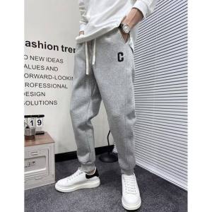 กางเกงลำลองชายฤดูใบไม้ร่วง ทรงหลวม ลายตัวอักษร C ปักสีเทา สไตล์สปอร์ต กางเกงขายาวทรงเก้าส่วน ทรงหลวม ใส่ได้หลากหลาย
