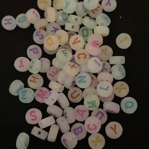 100Pcs Acrylic Beads Flat Round Beads Letters Beads DIY Bracelet String Beads Material Colorful Beads