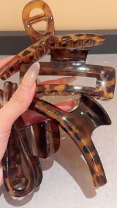 1/2/4 Pcs Leopard-print Large Arc Cross Square Acrylic Hair Grab Clips for Women Large Retro Geometric Shark Clip Accessories