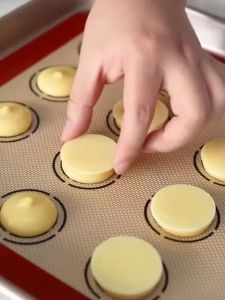 SUGA แผ่นรองอบซิลิโคน สําหรับทําเบเกอรี่ Food Grade แผ่นอบมาการอง สําหรับอบขนม แผ่นรองอบขนมไฟเบอร์กลาส อุปกรณ์เบเกอรี่ SUR84