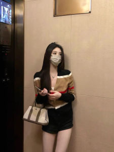 เสื้อสเวตเตอร์ถักลายทางหลวมๆ แขนยาวสำหรับผู้หญิง ฤดูใบไม้ร่วง 2025 ใหม่ แจ็คเก็ตสเวตเตอร์ถักสไตล์อังกฤษแบบอเนกประสงค์