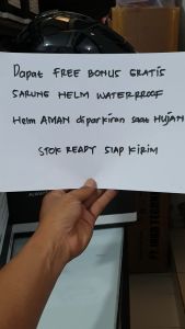 Helm js armor solid half face original dengan desain keren harga murah bisa untuk pria dan wanita dewasa dapat bonus sarung waterproof dipakai diparkiran untuk mengamankan helem saat turun hujan dan sinar matahari