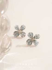 ต่างหูดอกไม้คริสตัลสีฟ้าเกินจริงนางฟ้า ดีไซน์ ต่างหูสตั๊ดแฟชั่นระดับไฮเอนด์ที่ไม่ซ้ําใครเครื่องประดับทําด้วยมือวัสดุผสม