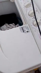 Mesin Cuci 2 tabung ES-T65M adalah produk yang dijual dengan ukuran panjang 70cm lebar 35cm dan tinggi 85cm. Mesin cuci ini memiliki keuntungan dapat mencuci dua tabung sekaligus sehingga dapat menghemat waktu dan energi. Selain itu ukuran panjang 70c