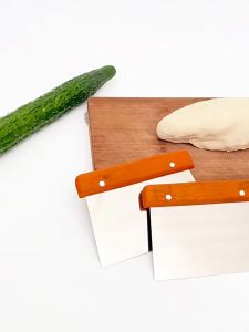 Bigmall ที่ตัดแป้ง มีดตัดแป้ง ที่ปาดเค้ก สแตนเลส ด้ามจับไม้ No. Y1335