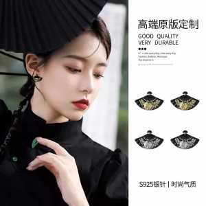Retro Chinese Style Earrings 2024 New Design Luxury Feeling Lightweight Alloy Ear Studs for Women Floral Pattern