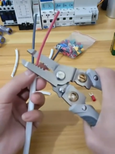 Kìm tuốt dây điện 9 trong 1 đa năng lưỡi thép gió HSS cao cấp tước dây tối đa 4mm cho thợ điện
