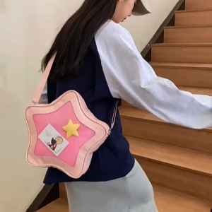 SEA YADOU  กระเป๋าสะพายข้างรูปดาวน่ารักพร้อมแพทช์การ์ตูนสำหรับสาวๆ กระเป๋าแฟชั่นแบบซิป ดีไซน์ตาข่าย ใส่ได้ทุกวัน