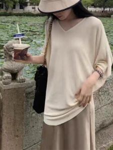 YUEZHONGWEI | Áo thun dệt kim lụa lạnh cổ chữ V tay ngắn màu kaki dáng rộng mùa hè cho nữ áo thun bó eo giảm béo mặc thường ngày