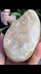 一颗自带光泽白水晶龙蛋✨ 丰富黄体共生结晶(钛晶✅黄胶花✅) 使这颗蛋增添了“天然黄蛋色彩” Clear Quartz DragonEgg🔮 Yellow Hematoid Quartz✅ Rutilated Quartz✅