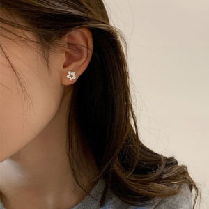 ต่างหูเงินแท้ S925 ดอกไม้ชุบเงินแบบเปิดสำหรับผู้หญิง เครื่องประดับแฟชั่นระดับไฮเอนด์แบบใหม่ 2024 ต่างหูแบบหมุนได้