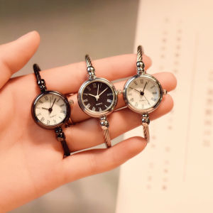 【Free Shipping】Fashion Roman Numerals Dial Round Wrist Quartz Womens Watch Silver Twist Simple Watches for Men Women