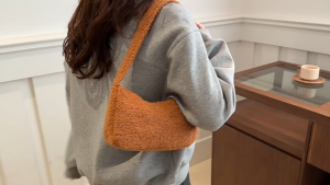 EchoBliss กระเป๋าใต้วงแขนตุ๊กตาแฟชั่นใหม่เนื้อนุ่มและเหนียวความจุขนาดใหญ่กระเป๋าถือแฟชั่นสตรีทในชีวิตประจำวันทุกคู่