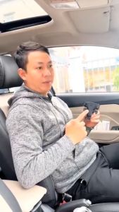 Giá đỡ điện thoại trên ô tô V8 xoay 360 độ