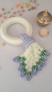 กลุ่มหมอน พวงมาลัยสีขาว ดอกข่า สีม่วง สำหรับ ไหว้ ผู้ใหญ่