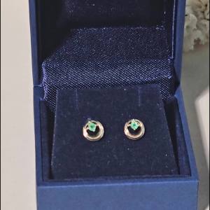 Gemondo ต่างหูทองคำ 9K ประดับทับทิม (Ruby) ดีไซน์ทรงกลมล้อมอัญมณี