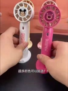 Disney F02 พัดลมมือถือขนาดเล็ก USB สะดวกขนาดเล็กเดสก์ท็อปแขวนคอกลางแจ้งหอพักนักเรียนสำนักงานชาร์จเงียบลมแรงพกติดตัวอายุการใช้งานแบตเตอรี่นานพัดลมขนาดเล็ก