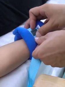 ถุงมือกันดึง ถุงมือผู้ป่วย ถูกสร้างโดยผู้ผู้ป่วย กันผู้ป่วยเกา แถมสายยาง กันผู้ป่วยเกา พร้อมส่ง สายรัดข้อมือผู้ป่วย ที่รัดข้อมือ กับเครื่องดื่มรัดข้อมือ สำหรับการดึงสายผูกราวเตียง