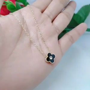 Kalung Clover Titanium Premium: Aksesoris Lapis Emas Anti Karat & Anti Luntur