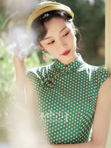 Young Style Green Polka Dot Cheongsam Vintage Shanghai Beauty Elegant Simple Design No Sleeve Daily Wear Long Length Qipao