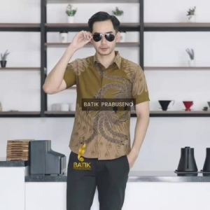 WIROSABRANG – Prabuseno Kemeja Batik Pria Lengan Pendek Size Slimfit Bahan Katun Printing Lapis Furing Erro Handmade Kualitas Premium Jumbo Big Size Modern Halus Adem dan Nyaman Atasan Cowok Pakaian Kerja Formal Kantor Kondangan