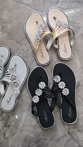 DS รองเท้าแตะผู้หญิง รองเท้าแตะแบบหูคีบ ดีเทลสายคีบติดดอกไม้ เรียบๆ แฟชั่น รองเท้า กันลื่น ใส่สบาย น้ำหนักเบา รองเท้าแตะหญิง ไซส์ 36-41 flip-flop