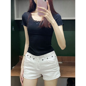 เสื้อยืดคอวีแขนสั้นผู้หญิงสไตล์ย้อนยุคสีดำ ผ้าลูกไม้ปมผีเสื้อ เสื้อผ้าทำงานสไตล์เกาหลี ทรงเข้ารูป ฤดูร้อน 2024