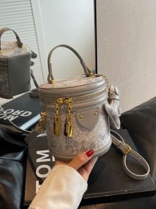 กระเป๋าถือทรงถังสะพายข้างสำหรับผู้หญิง กระเป๋าแฟชั่นฤดูร้อน กระเป๋าสะพายข้างแบบลำลอง กระเป๋าถือ PU ขนาดเล็ก สีสันสดใส