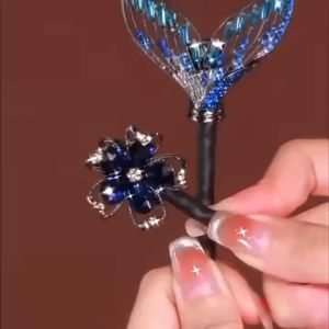 **พร้อมส่ง** เครื่องมือม้วนผมรูปนกยูงประดับคริสตัล กิ๊บติดผมรูปมวยสำหรับผู้หญิงสุดสง่างาม อุปกรณ์ทำผม