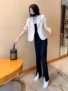 เสื้อสูทแขนยาวทรงตรงสั้นสไตล์ฝรั่งเศสสำหรับผู้หญิงในฤดูใบไม้ผลิและฤดูใบไม้ร่วง เสื้อสูทแบบลำลองที่ทำให้ดูสง่างามและสง่างาม