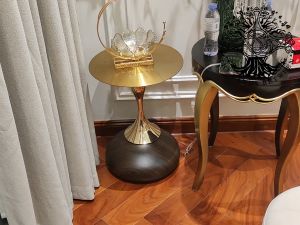 Bàn góc sofa cao cấp bàn phụ nhập khẩu inox cafe trang trí mặt vàng inox chân giả gỗ thiết kế kiểu Ý tối giản cổ điển