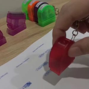 DIY ตรายางพวงกุญแจ 1x2.8 cm - แถมฟรี ตัวการ์ตูนเรซิ่นสองบรรทัด