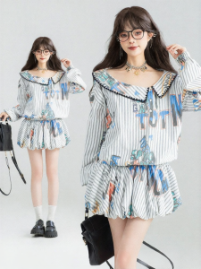 KEIKO | Đầm cổ rộng sọc in chữ thời trang