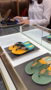 รองเท้า รองเท้าแตะหูหนีบ แฟชั่น รุ่นใหม่ ใส่สบาย ไม่ดีดน้ำ รองเท้าแตะผู้หญิงผู้ชายใส่ได้หมด เป็นของแท้จากโรงงาน 100% AAA