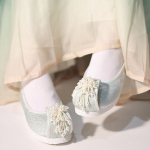 Jiangnan Juji รองเท้าใส่กับชุดฮั่นฝูลายมืดรองเท้าผ้าส้นแบนสไตล์โบราณรองเท้าหัวกลมลูกปัดดอกไม้เพิ่มความสูงด้านใน