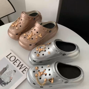 SUN8694 รองเท้าหัวโต แบบสวม แถมตัวติดน่ารัก สีใหม่ ทรงใหม่ สูง 8 CM มีสายรัดส้น วัสดุ EVA สินค้าพร้อมส่ง