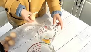 Kitchen Handle Spoon Shape Egg Yolk Filter Separator Plastic Divider Baking Cake Tool Kitchen Gadget Bakeware