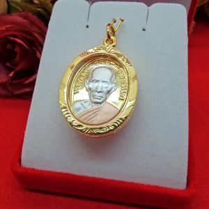 จี้หลวงพ่อรวย สีสามกษัตริย์  ขนาด 2.3 x 2.8 cm ชุบทอง ทองไมครอนเกรดพรี่เมียม เมตตามหานิยม โชคลาภ รูปถ่ายจากสินค้าจริง