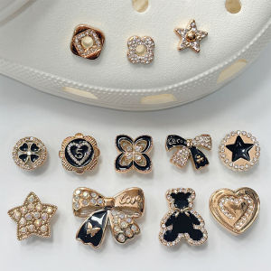 Crocs Clogs เพชรตกแต่งรองเท้าหัวเข็มขัดอุปกรณ์เสริม เรียบหรู น้ําหอมขนาดเล็กสไตล์ ฤดูร้อน 2024 แฟชั่นรองเท้าตกแต่ง