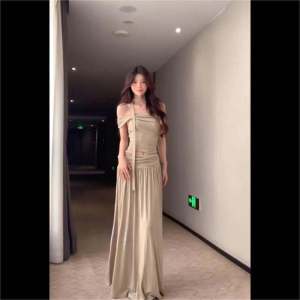 French Design Off-Shoulder Slim Fit Womens Top with Pleated Mini Skirt Two-Piece Set Summer Short Sleeve A-Line Skirt