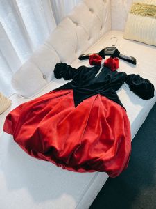 ชุดเดรสยาวปานกลางทรงเอแขนกุดคอวีสีแดงสไตล์ฝรั่งเศสย้อนยุคพร้อมโบว์ผีเสื้อสำหรับงานวันเกิดและปีใหม่